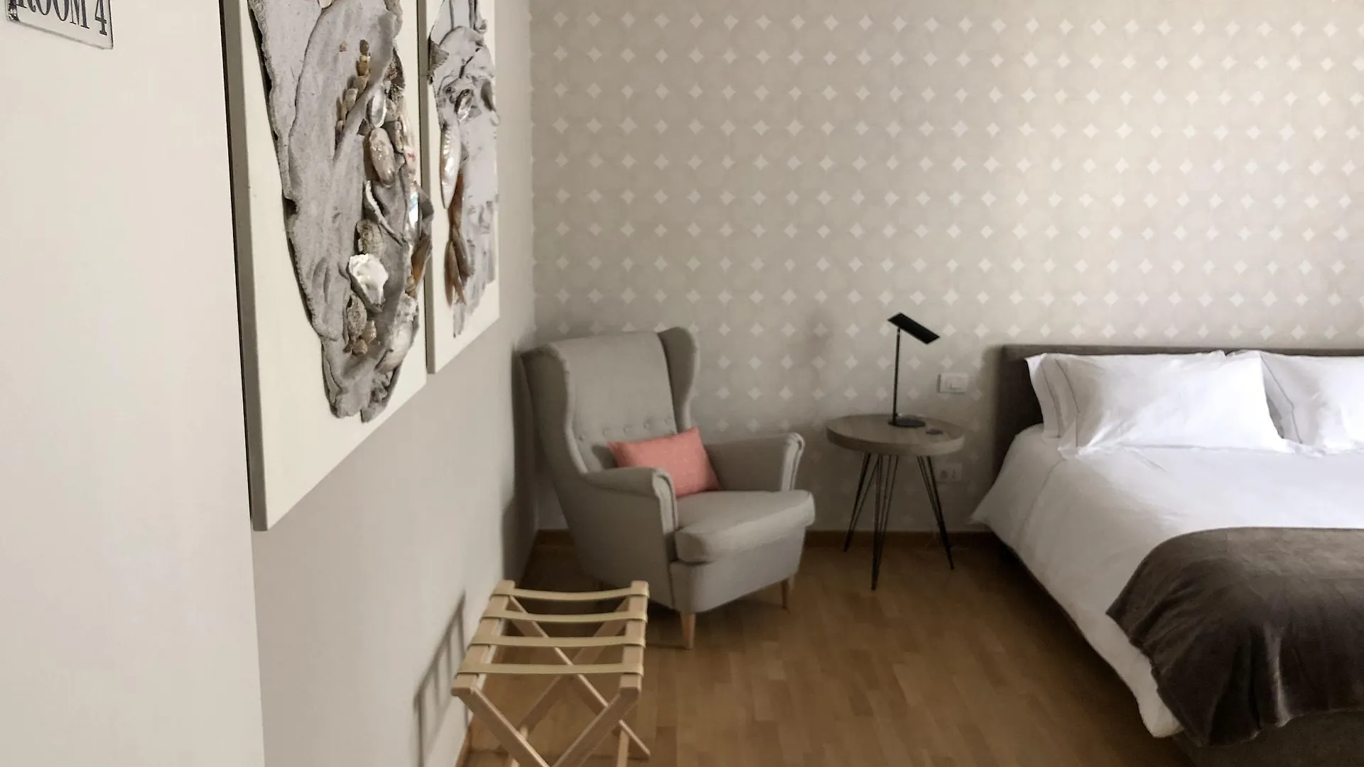 200 Rooms & Terrace Bari